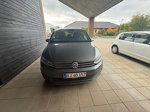 Volkswagen Touran 2017 photo 2