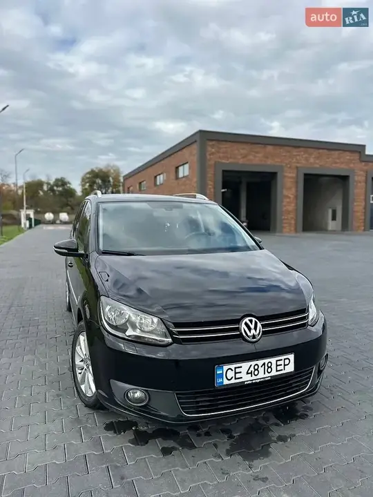 Volkswagen Touran 2011 photo 2