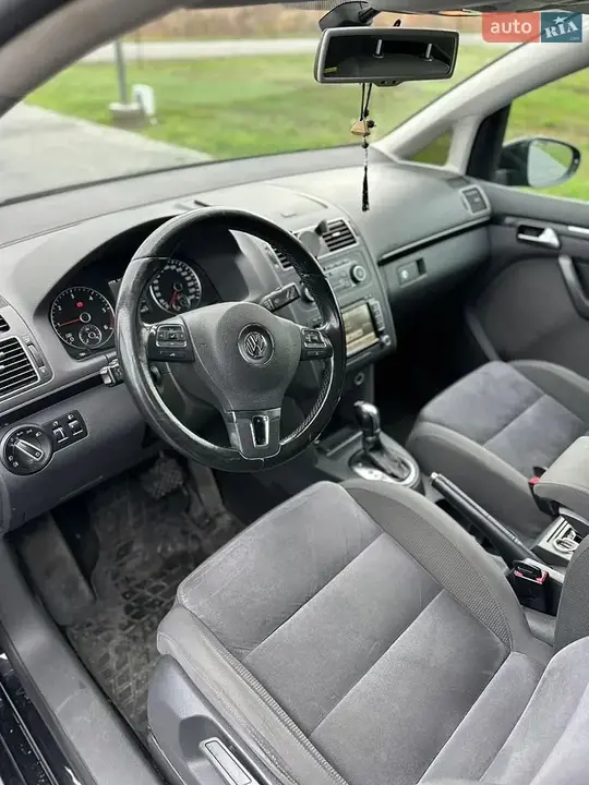 Volkswagen Touran 2011 photo 5