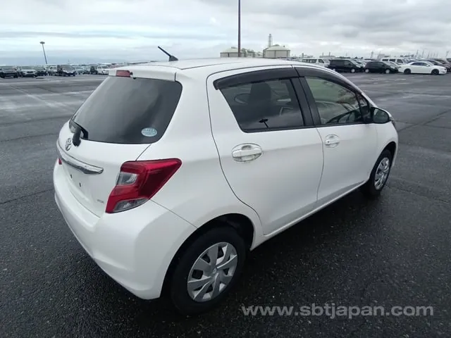 Toyota Vitz 2015 photo 4