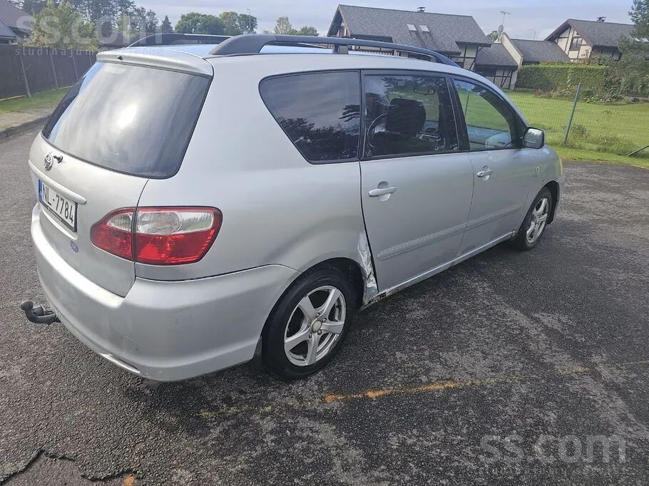 Toyota Avensis Verso 2005 photo 4
