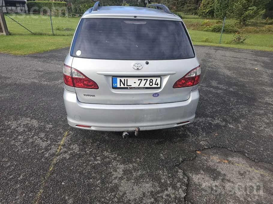 Toyota Avensis Verso 2005 photo 3