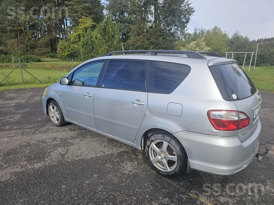 Toyota Avensis Verso 2005 photo 2