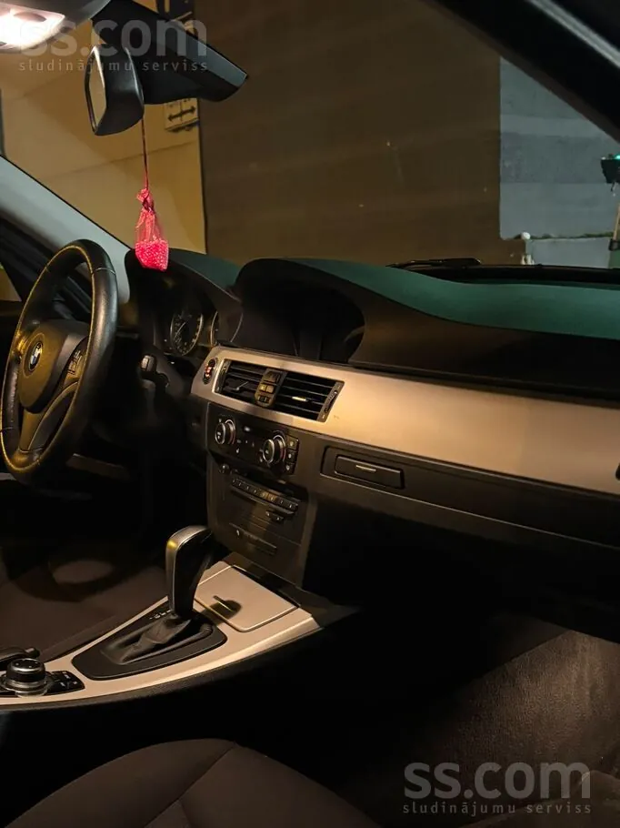 BMW 320 2010 photo 2
