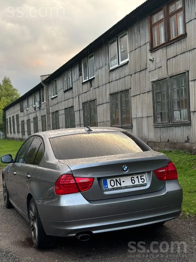 BMW 320 2010 photo 3