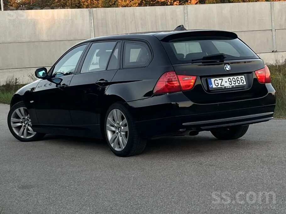 BMW 3 Series 2010 photo 2