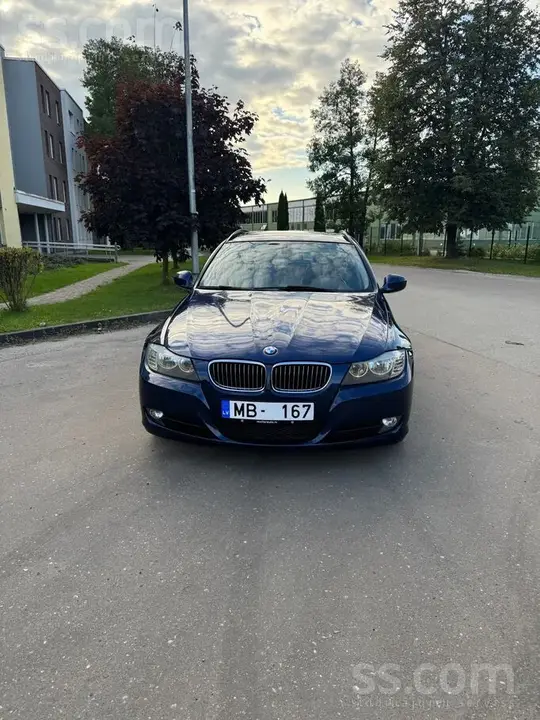 BMW 320 2010 photo 2