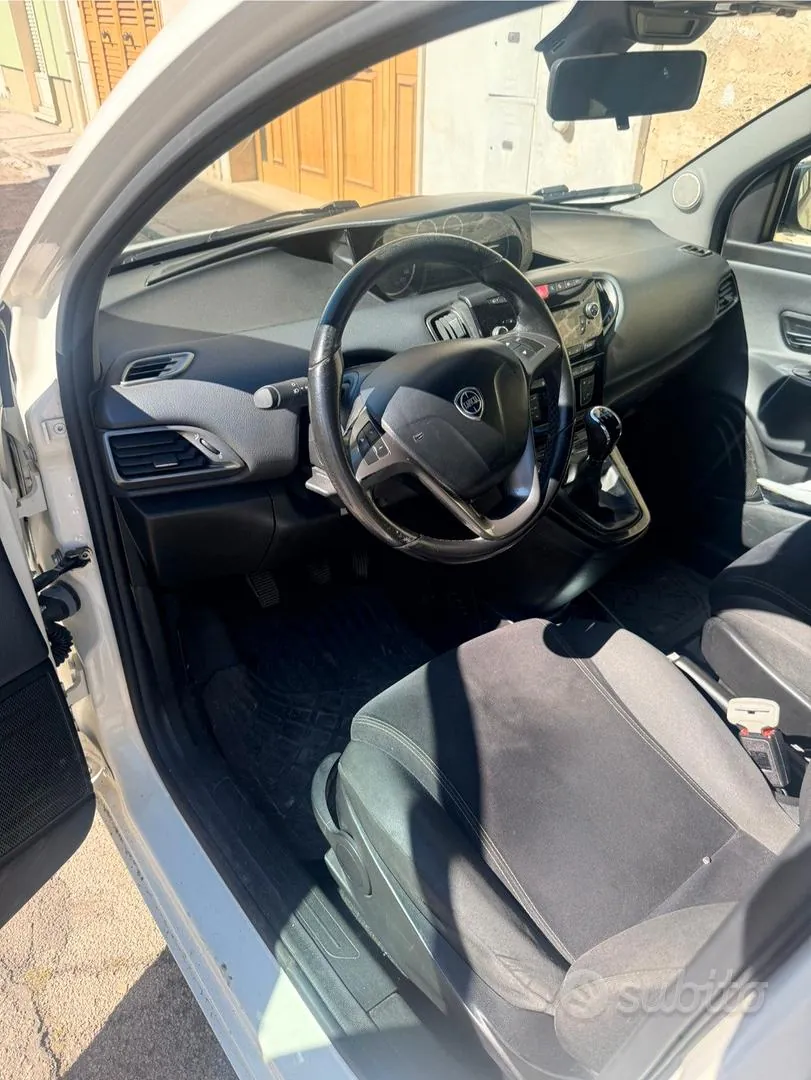 Lancia Ypsilon 2011 photo 5