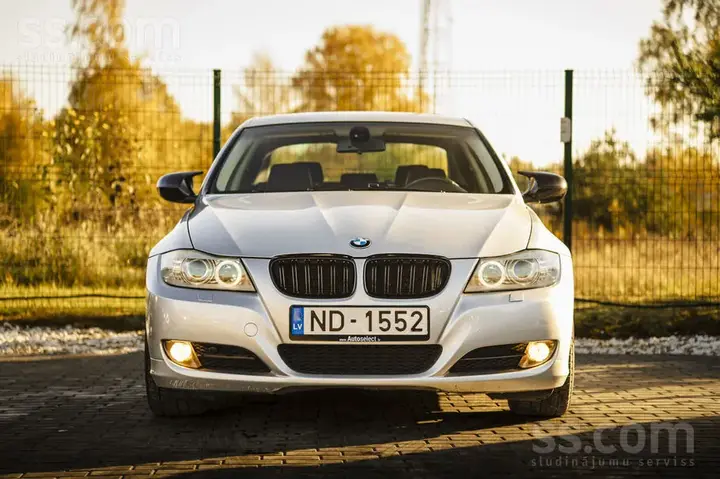 BMW 318 2009 photo 2