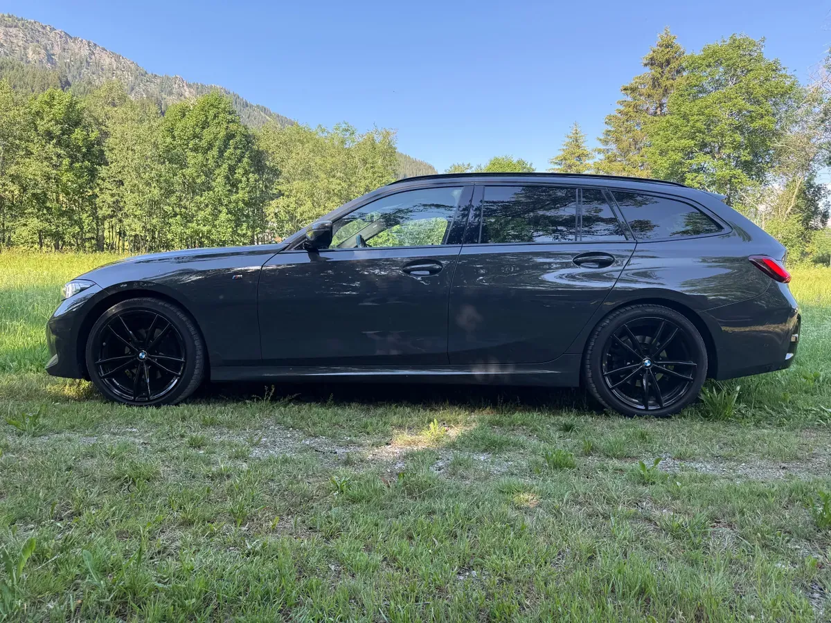 BMW 3 Series 2023 photo 2