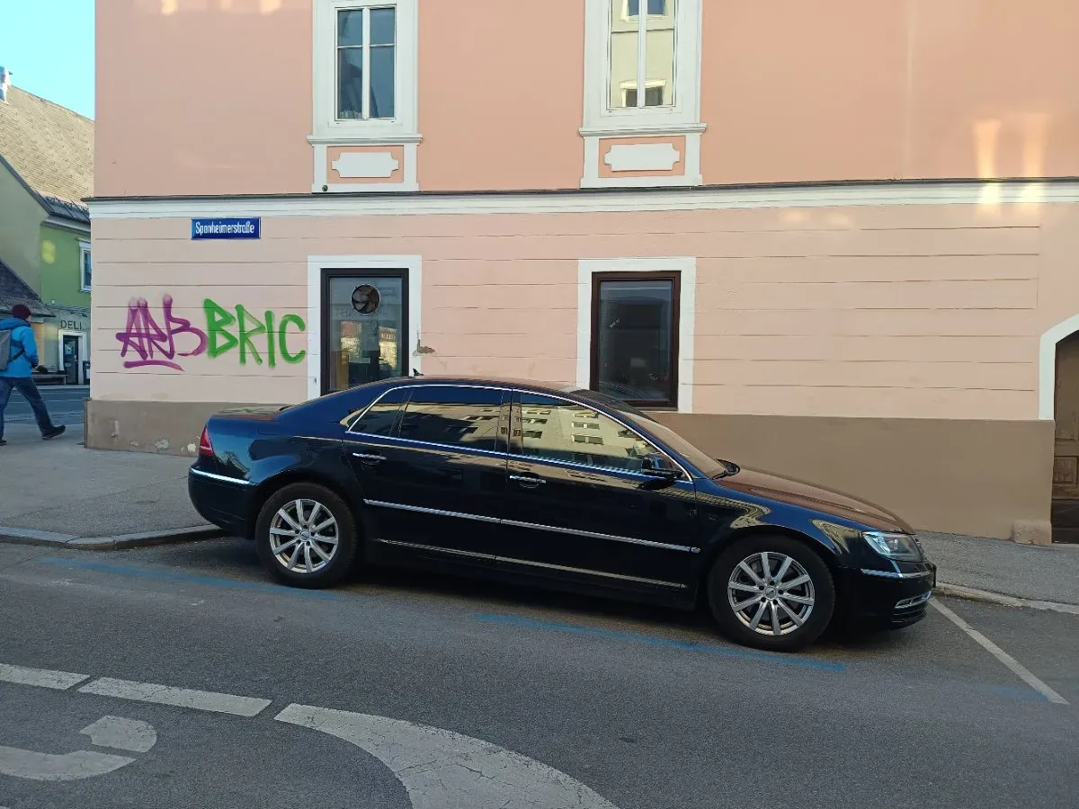 Volkswagen Phaeton 2012 photo 2
