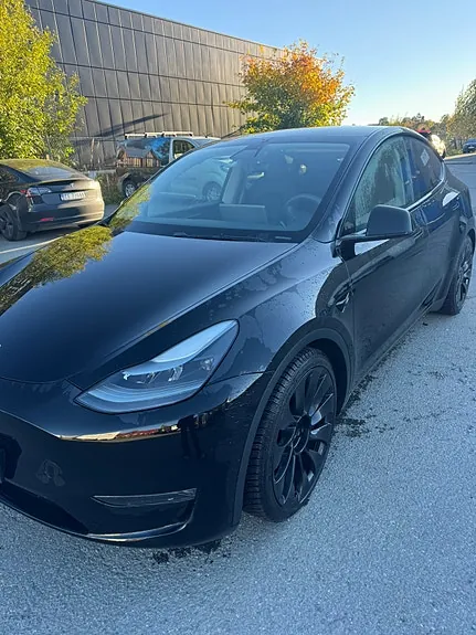 Tesla Model Y 2023 photo 2
