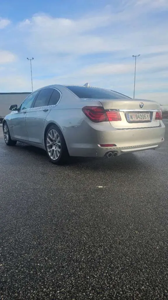 BMW 7 Series 2011 photo 2