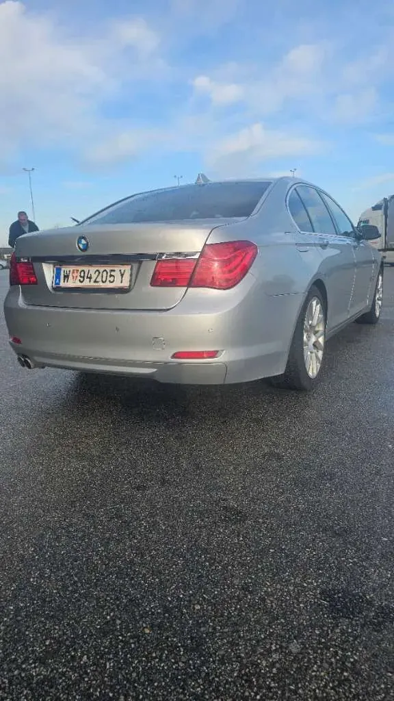 BMW 7 Series 2011 photo 3