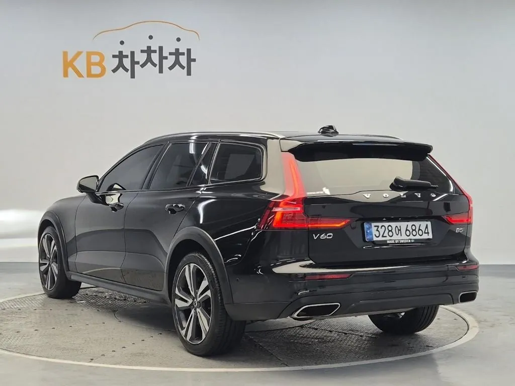 Volvo V60 2021 photo 2