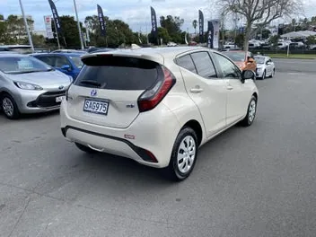 Toyota Aqua 2023 photo 3