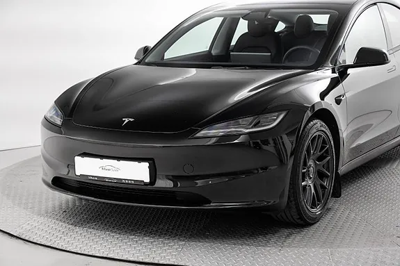 Tesla Model 3 2024 photo 2