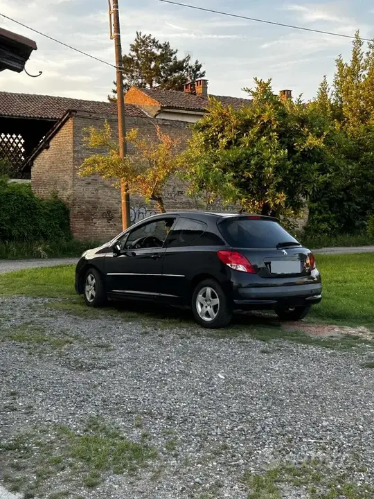 Peugeot 207 2011 photo 2