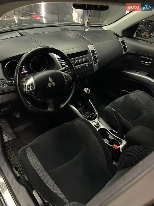Mitsubishi Outlander 2012 photo 2