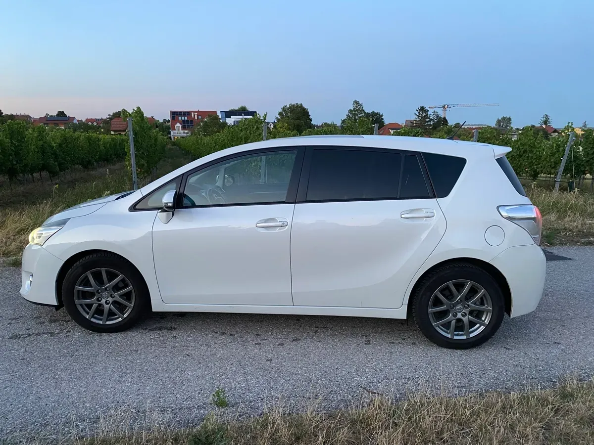 Toyota Verso 2015 photo 2