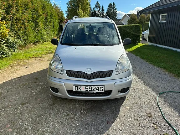 Toyota Yaris Verso 2002 photo 2