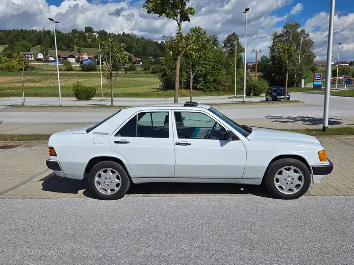 Mercedes-Benz 190 1990 photo 2