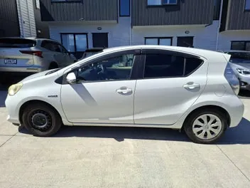 Toyota Aqua 2012 photo 4