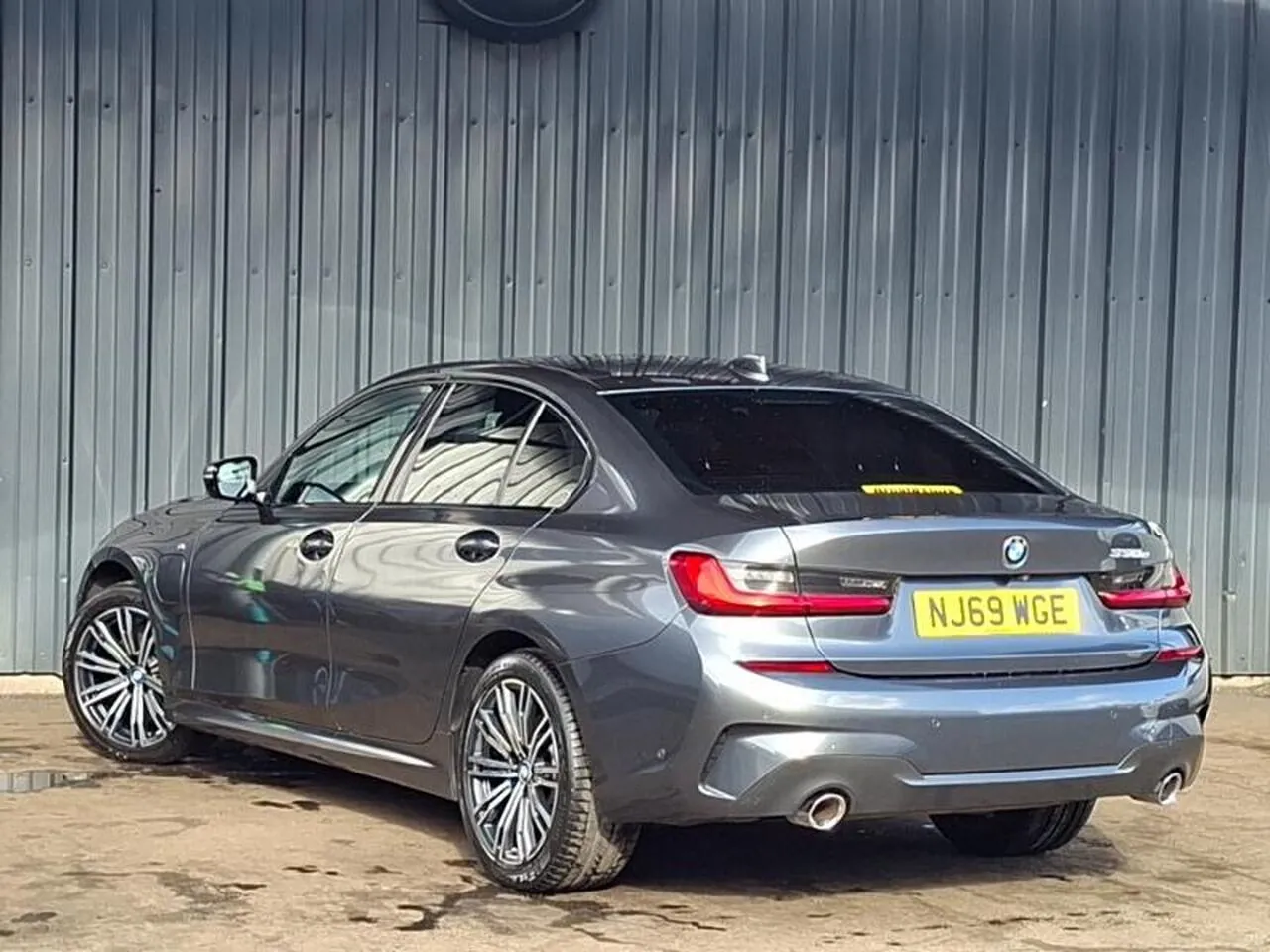 BMW 3 Series 2019 photo 2