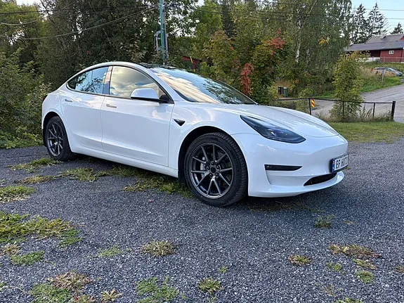 Tesla Model 3 2023 photo 2