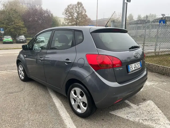 Kia Venga 2011 photo 4