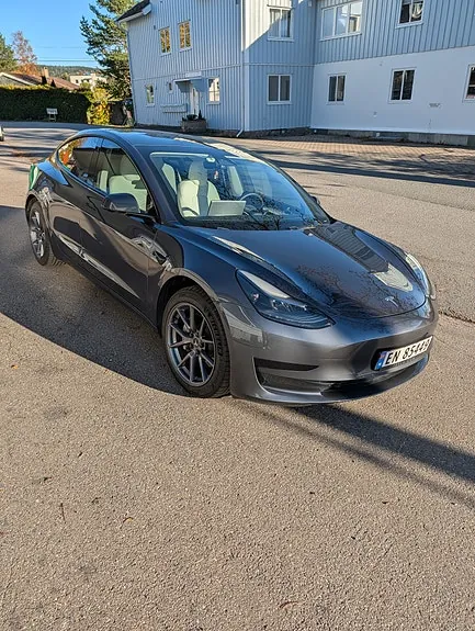 Tesla Model 3 2023 photo 2