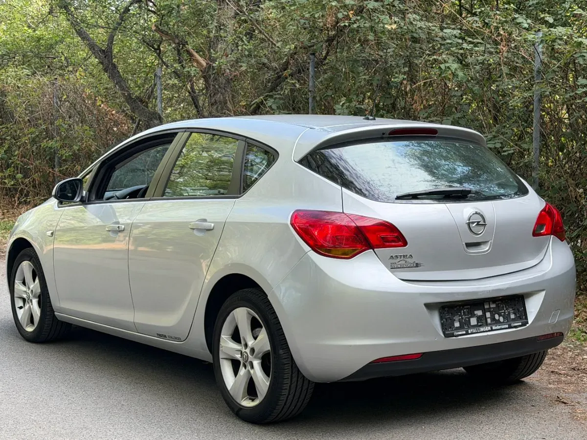 Opel Astra 2010 photo 3