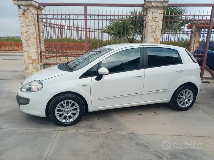 Fiat Punto Evo 2011 photo 2