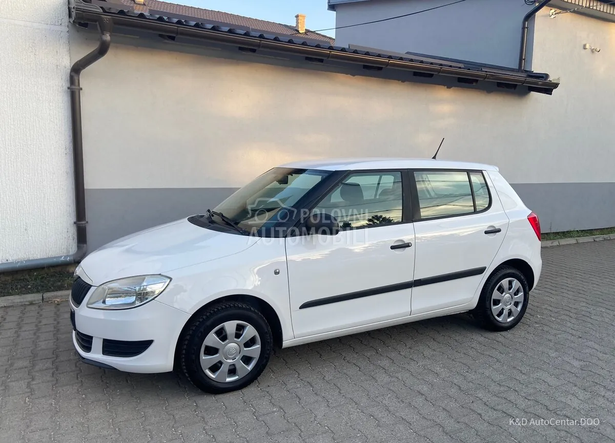 Skoda Fabia 2011 photo 2