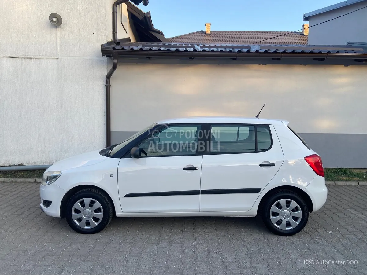 Skoda Fabia 2011 photo 3