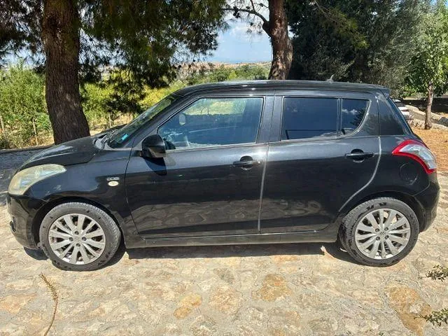 Suzuki Swift 2012 photo 2