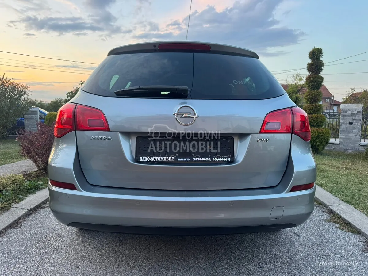 Opel Astra J 2011 photo 5