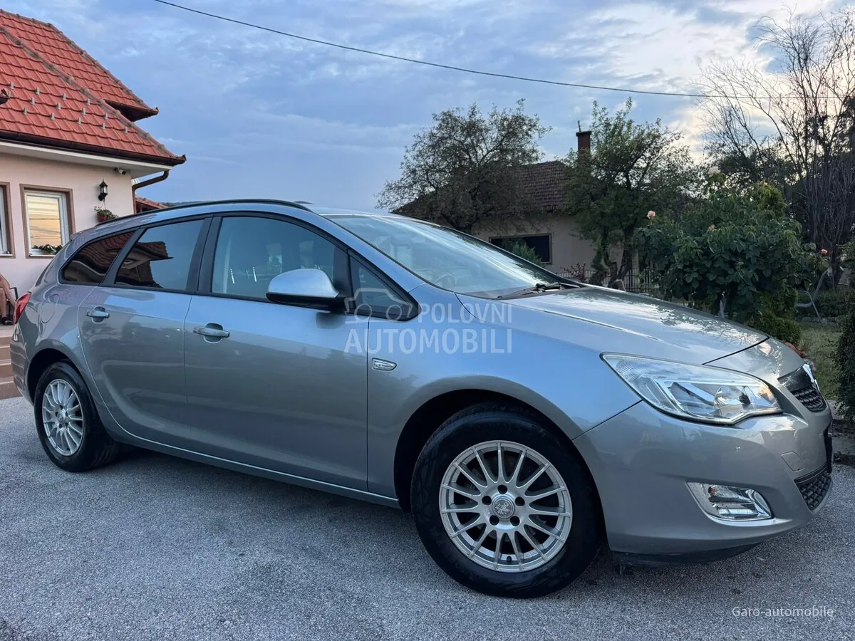 Opel Astra J 2011 photo 2