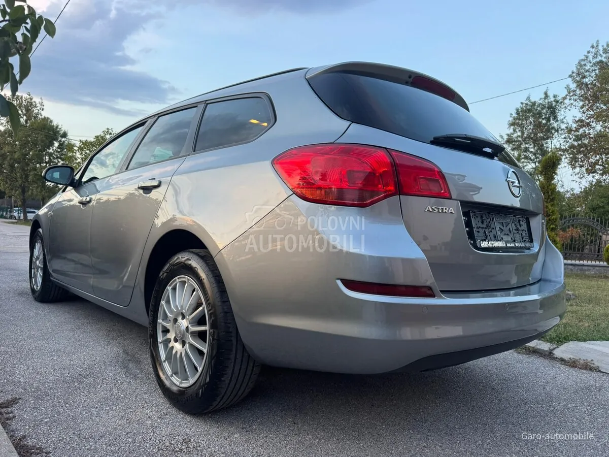 Opel Astra J 2011 photo 4