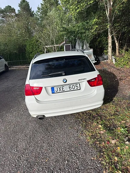 BMW 320I 2010 photo 4