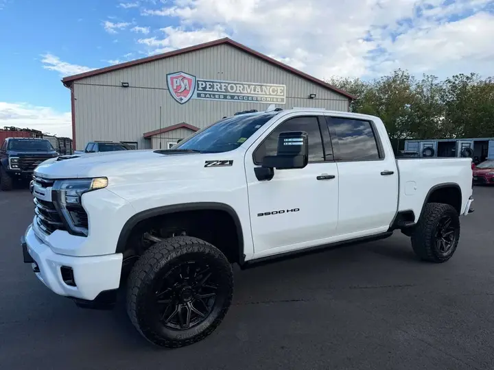 Chevrolet Silverado 3500Hd 2024 photo 3