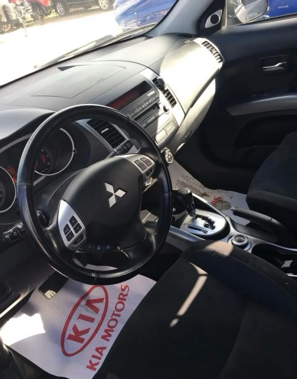 Mitsubishi Outlander 2009 photo 2
