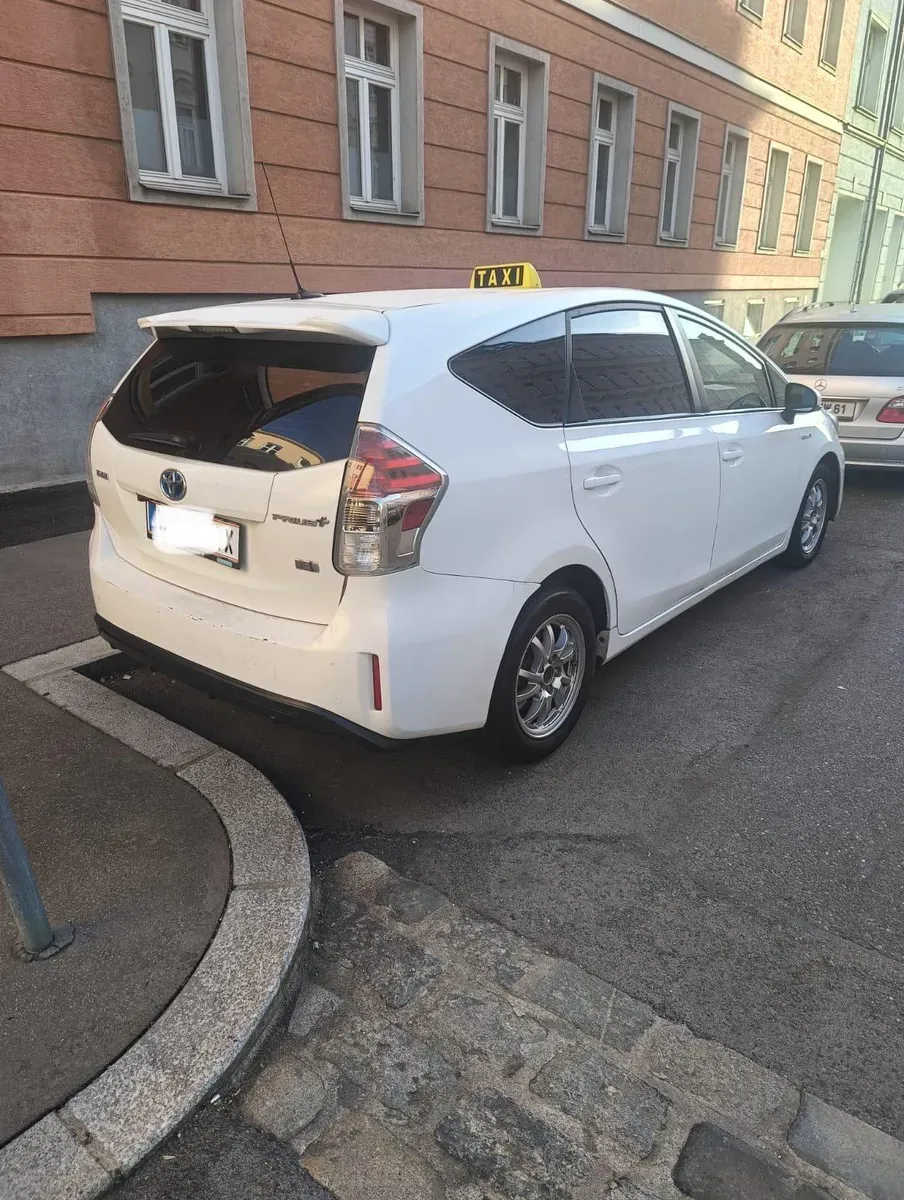 Toyota Prius 2017 photo 2