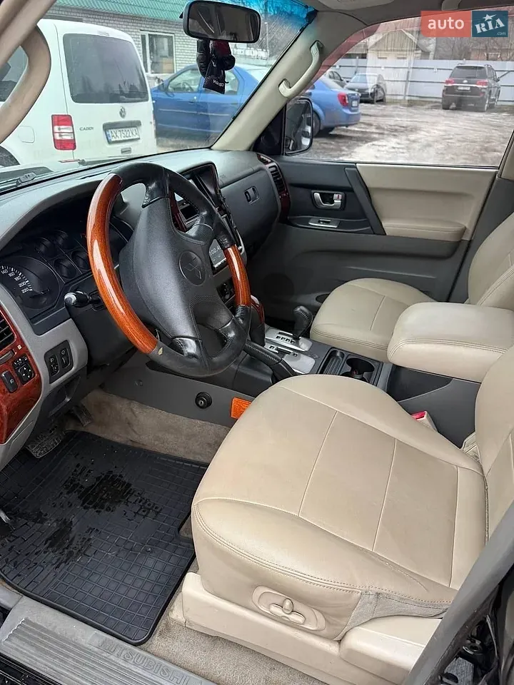 Mitsubishi Pajero 2004 photo 2