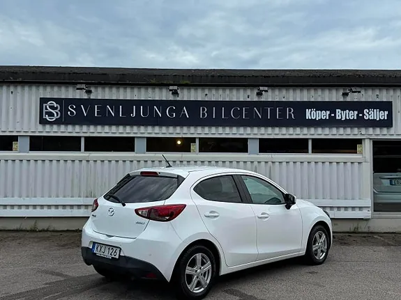 Mazda 2 2015 photo 3