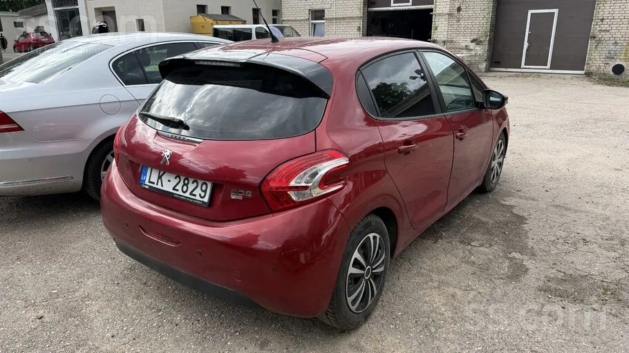 Peugeot 208 2012 photo 3