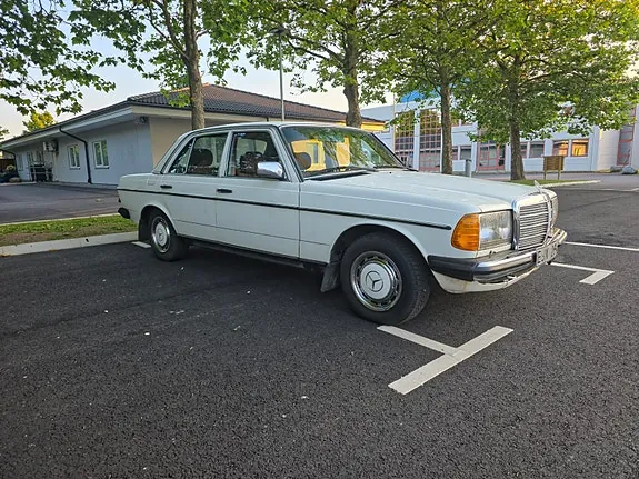 Mercedes-Benz 230 E 1983 photo 4