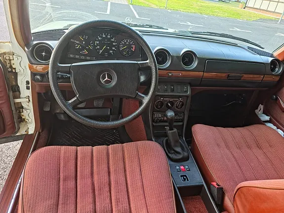 Mercedes-Benz 230 E 1983 photo 3