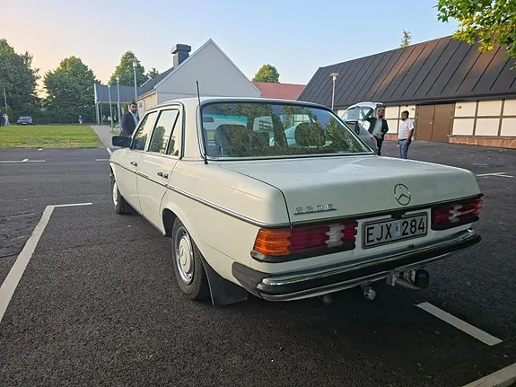 Mercedes-Benz 230 E 1983 photo 2