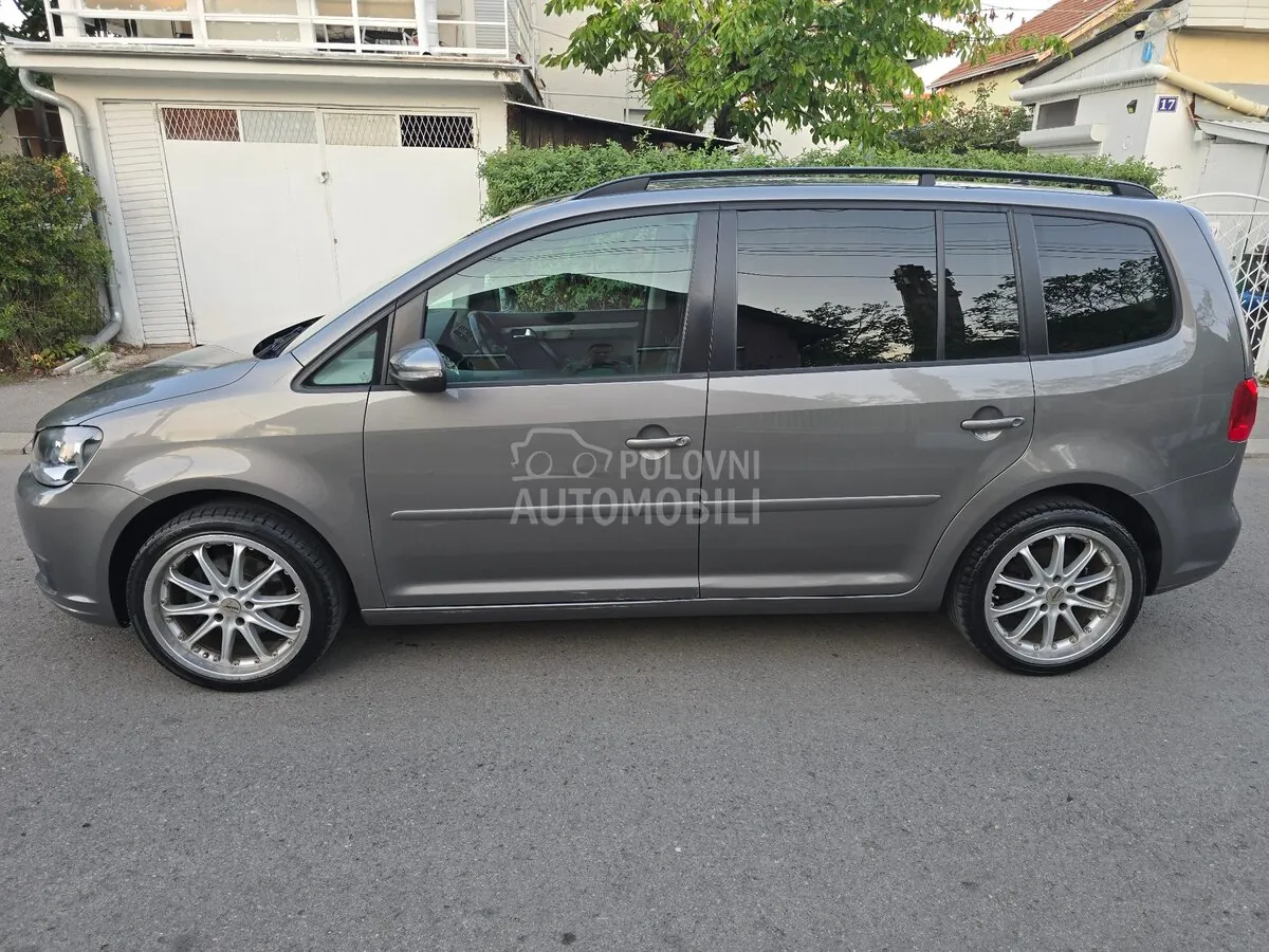 Volkswagen Touran 2011 photo 2